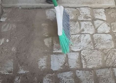 Guy lays baggies of concrete in his yard for gorgeous DIY garden feature Concrete Stepping Stones Diy, River Rock Crafts, How To Make Rocks, Cobblestone Patio, Concrete Yard, Concrete Stepping Stones, Stone Road, Stepping Stones Diy, Concrete Overlay