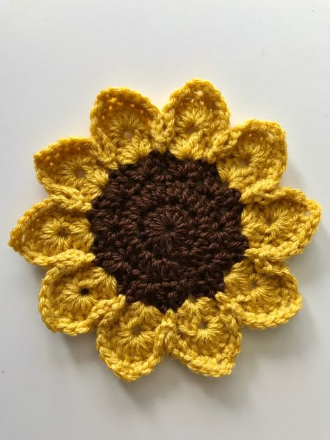 Crochet Sun Flower, Sunflower Afghan, Sunflower Applique, Crocheted Sunflower, Beau Crochet, Crochet Applique Patterns Free, Crochet Flowers Easy, Confection Au Crochet, Crochet Flowers Free Pattern