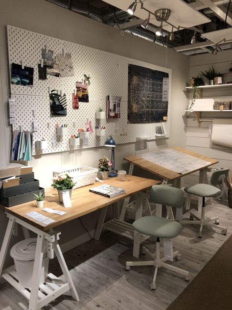 Big Table Office, Design Studio Workspace Creative, Home Atelier Workspaces, Mittback Ikea Desk Hack, Office And Hobby Room, Graphic Design Office Studio, Office Art Studio Combo, Art Studio Ideas Workspaces, Graphic Design Studio Workspaces