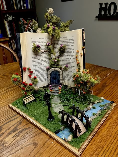 Book Nook Ideas Diy, Fairy Waterfall, 3d Tipografi, Vintage Upcycle, Book Art Sculptures, Bookshelf Art, Fairy House Diy, Fairy Garden Crafts, Tiny Apartments