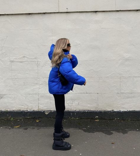 Blue Puffer Coat Outfit, Blue Puffer Outfit, Vomero 5 Outfit Woman, Navy Blue Puffer Jacket Outfit, Blue Puffer Jacket Outfit, Puffer Jacket Outfit Women, Vivi Fashion, Blue Winter Jacket, Puffer Coat Outfit