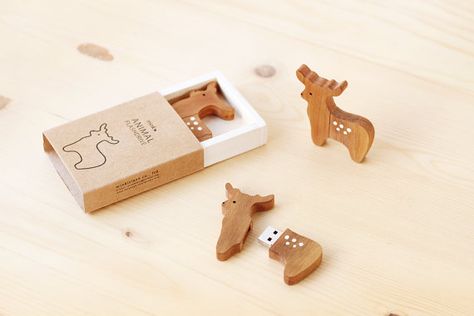 Reindeer and Pine Tree USB 2.0 Flash drive Capacity : 8 GB OR 16 GB Material : European Pine wood Design : - Reindeer dark wood - Reindeer Usb Case, Usb Packaging, Wood Reindeer, Custom Usb, Usb Design, Pen Drive, Usb Drive, Cool Technology, Tech Trends