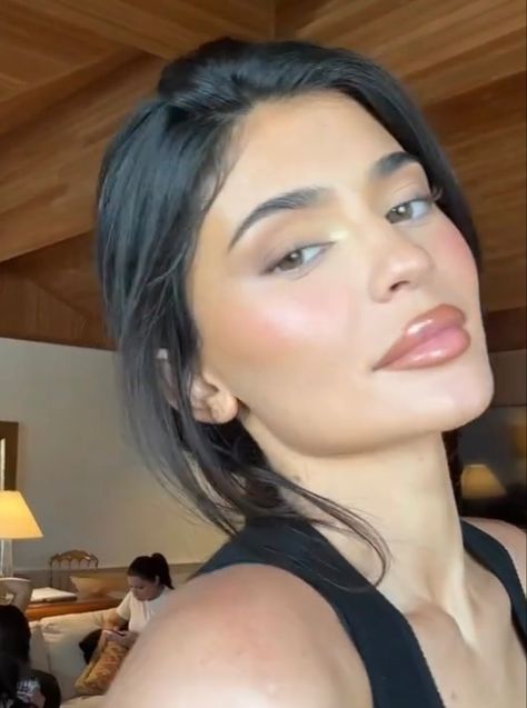 Kylie Jenner Brows, Kylie Jenner Makeup 2024, Boogie Concert, Kylie Jenner Eyebrows, Eyebrows Goals, Kylie Jenner Hair, Brunette Makeup, Event Makeup, Face Makeup Tips