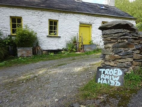 Welsh Cottage Interior North Wales, Welsh Cottage Interior, Cumbrian Cottage, Wales Cottage, Scottish Cottage Interior, Scottish Cottages, Welsh Cottage, Wattle And Daub, Country Cottages