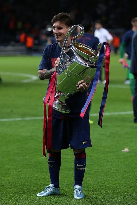 Pin auf Barca Messi Trophies, Messi In Barcelona, Lionel Messi Wife, Messi 2015, Barcelona Champions League, Messi Champions League, Benfica Wallpaper, Lionel Messi Fc Barcelona, Lionel Messi Barcelona