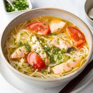 Ideas For Sunday Dinner, Salmon Chunks, Vermicelli Soup, Salmon Noodles, Rice Noodle Soup, Vietnamese Fish, Vietnamese Grilled Pork, Asian Soup Recipes, Vietnamese Style