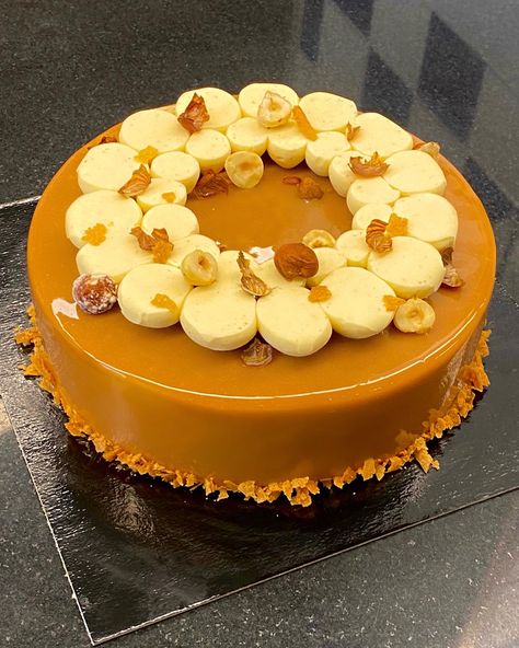 Hazelnut caramel cake with hazelnut crispy, caramel, hazelnut daquoise, caramel mousse, vanilla creamy Caramel Cake Design, Caramel Hazelnut, Caramel Mousse, Praline Cake, Vanilla Mousse, Salted Caramel Cake, Chocolate Cake Designs, Hazelnut Cake, Beautiful Cake Designs