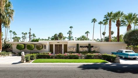 Capsule Home, Palm Springs Homes, Vintage Palm Springs, Three Bed, Palm Springs Architecture, Kidney Shaped Pool, Palm Springs House, Palm Springs Home, Pebble Floor