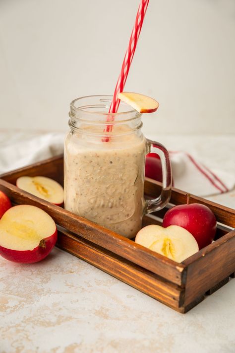 An easy, creamy and delicious apple date smoothie that gives you a healthy boost of energy, perfect for breakfast or a snack. #datesmoothie #applesmoothie #apple #fallsmoothie #fallrecipes Date Smoothie Recipes, Fall Smoothies, Date Smoothie, Crumb Recipe, Apple Pie Smoothie, Apple Smoothie, Cycle Syncing, Apple And Peanut Butter, Healthy Food Guide