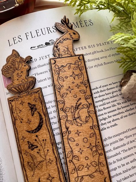 Booklover Gifts, Wood Carving Art Sculpture, Wooden Bookmarks, Pyrography Designs, Dark Academia Decor, Woodburning Projects, Wood Burning Crafts, Wood Burning Art, How To Make Bookmarks