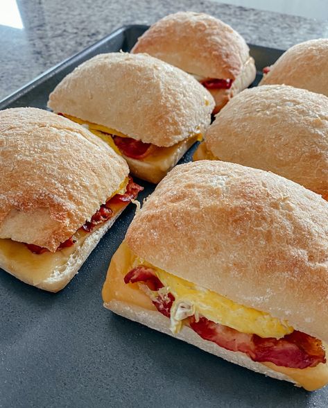 starbucks bacon gouda breakfast sandwiches Essen, Brioche, Bacon Gouda Sandwich, Starbucks Breakfast Sandwich, Premade Breakfast, Starbucks Sandwiches, Gouda Sandwich, Freezable Breakfast, Breakfast Sandwiches Frozen