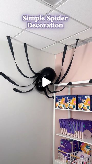 House of Party on Instagram: "🕷️ Quick Halloween Decor Tip! 🎈 Inflate two black balloons, add some black streamers, and stick them to the wall using glue dots. Voilà, you’ve created an easy spider decoration that’s perfect for any spooky celebration! 🖤🕸️  #balloontutorial #halloween #halloweenballoons #houseofpartyco #balloontips #easyideas #halloween2024 #balloonspider" Diy Balloon Spider, Streamer Decorations Halloween, Halloween Streamer Ideas, Halloween Spiders On House, Spider Balloon Decoration, Diy Spider Decorations, Spooky Walk, Balloon Spider, Halloween Streamers