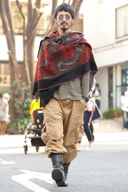 Shawl Street Style, Artistic Style Men, Nomad Fashion Men, New Age Fashion, Men Shawl Style, Gypsycore Fashion Men, Desertcore Fashion, Creative Mens Fashion, Artist Outfit Men