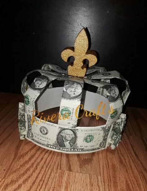 30 BEST Graduation Money Gift Ideas ~ So Clever! Money Crown Diy How To Make, Money Crown Graduation, Money Graduation Gift Ideas, Money Gift Ideas Birthday, Easy Graduation Gifts, Money Crown, Money Gifting, Graduation Gift Basket, Gift Card Bouquet