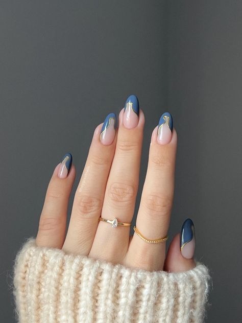 #bluenails #autumnnails #fallnails #nailinspo #instanails #nailart #nailartdesign #nails #diynails , gray nails, aesthetic nails, autumn, simple nails, elegant nails, almond nails, gel polish #chromenails #naildesigns #nailtrends #nailinspiration #nailideas #diymanicure #diynails #fallnails #aestheticnails #glitternails #frenchnails #nailartvideos #nudenails #jewelry #goldnails Blue Gold Nails, Anniversary Nails, Oval Nails Designs, Nails With Design, Navy Nails, Minimalist Nail, Retro Nails, Gold Nail Art, Elegant Nail Art