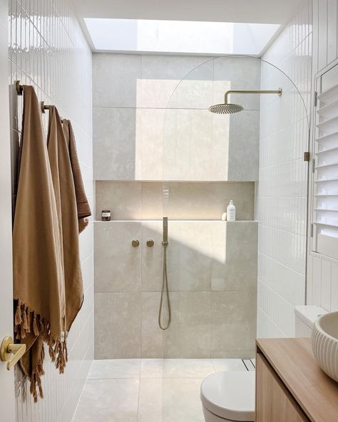 Long Window Bathroom, Small Ensuite Bathroom, Ensuite Design, Ideas Baños, Ensuite Shower Room, Primary Bathroom, Bathroom Design Inspiration, Ensuite Bathrooms, Bathroom Suite