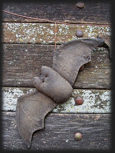 Bat - could I sew this out of the black pillowcase I have no match for? Hm. Primitive Patterns, Adornos Halloween, Primitive Halloween, Monster Dolls, Fall Halloween Crafts, Halloween Doll, Autumn Crafts, Primitive Folk Art, Primitive Crafts