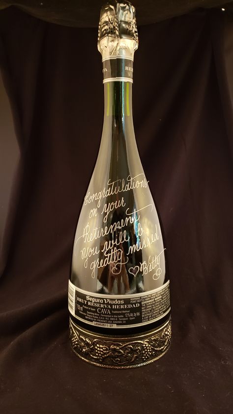 Engraved Glass Bottle, Engraved Champagne Bottle, Engraved Bottles, Bottle Engraving, Dremel Ideas, Glass Carving, Engraved Wine Bottles, Champagne Art, Engraved Vase