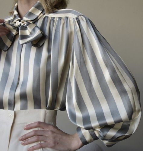 Detail Couture, Mode Kimono, Satin Bluse, Fashion Tops Blouse, Fashionista Clothes, Satin Blouse, Fashion Design Clothes, Mode Inspiration, Striped Blouse