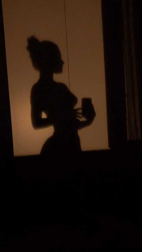 Shadow Pictures Girly, Body Shadow Aesthetic, Sillouttes Images Women, Shadow Selfies, Woman Shadow, Shadow Window, Sunset Window, Body Shapes Women, Shape Photography