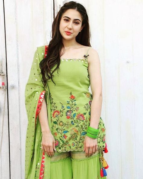 10+ Stunning Looks From Sara Ali Khan’s Wardrobe That Gave Us Bridesmaid Goals! Mehendi Dress, Cape Outfit, Her Movie, Best Pic, Mumbai Wedding, Black Lehenga, Sara Ali Khan, B Fashion, Ali Khan