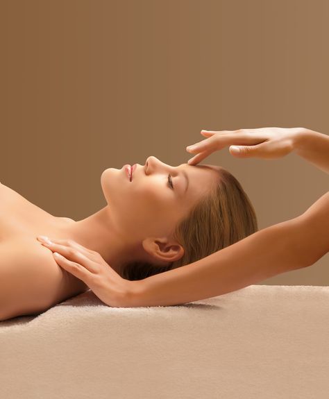 Back Massage Aesthetic, Massage Aesthetic Spa, Facial Spa Aesthetic, Massage Art, Spa Massage Therapy, Facial Images, Spa Images, Facial Room, Skin Aesthetics