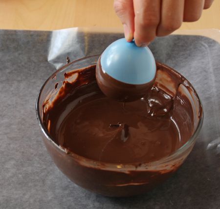 Chocolate Bowls With Balloons, Chocolate Balloon, Balloon Bowls, Chocolate Bowls, Chocolate Bowl, Make Your Own Chocolate, How To Temper Chocolate, Chocolate Dishes, Making Chocolate