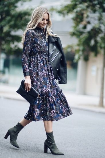 Falling in love with florals all over again for Fall! Thanks to my AMAZING "Under 100 Club" dress that is! Make a moody floral midi dress your go to this season! Insider Tip: Wear it with sneakers or a sock boot, and a leather jacket for just the right edge!\r\n\r\nMy Look: Dress, Bloomingdale's/Bag & Jacket, & Other Stories/Boots, Topshop\r\nPhoto: Gabriel Brandt  #ssCollective #shopthestylesnap #under100club #fall #florals Winter Armor, Jackets Outfit, Sock Boot, Fall Florals, Estilo Hippie, Wardrobe Inspiration, Club Dress, Looks Street Style, Mode Inspo