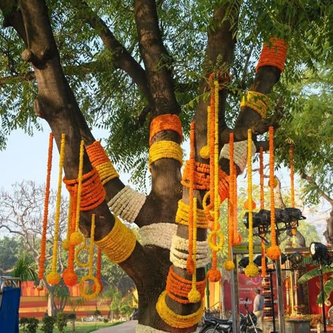 Marigold Flower Wedding Decoration, Marigold Theme Decor, Marigold Wedding Decor, Telugu Wedding Decoration, Marigold Wedding Decoration, Marigold Garland, Marigold Wedding, Haldi Decoration Ideas, Haldi Ceremony Decorations