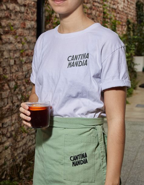 Ufficio Studio — CANTINA MANDIA Cute Bakery Uniforms, Casual Restaurant Uniform, Food Truck Uniform, Uniform Restaurant Design, Restaurant Branding Ideas, Cafe Uniform Design, Restaurant Uniforms Casual, Coffee Shop Uniform Ideas, Restaurant Uniform Design