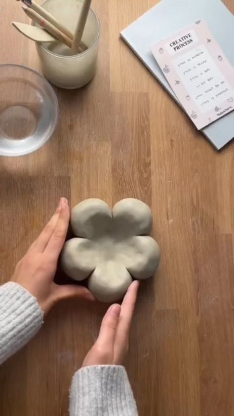 Fantastic Pottery ® | Pottery & Ceramics on Instagram: "Beautiful ceramic work coming from @c.ramicacuu ! 🙈😘💚 FOLLOW👉 @fantasticpottery for more pottery contents ☕️ ! #potterylove #handmade…" Clay Crafts Air Dry Easy, Diy Crafts Easy At Home, Easy Clay Sculptures, Best Hacks, Diy Air Dry Clay, Air Dry Clay Projects, Clay Diy Projects, Clay Crafts Air Dry, Pottery Handbuilding