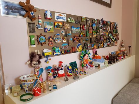 Magnet Collection Display, Wall Magnet Board, Magnet Display Ideas, Souvenir Magnet Display Ideas, Sticker Collection Display Ideas, Travel Souvenirs Display Shelves, Travelling Souvenirs Display, Travel Magnet Display Ideas, Display Travel Magnets