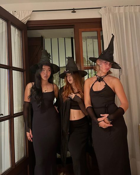 Witch Couple Costume, Witch Halloween Costume Diy, Witch Outfit Halloween, White Witch Costume, Cute Witch Costume, Halloween Group Costumes, Witches Party, Halloween Duo, Black And White Costume