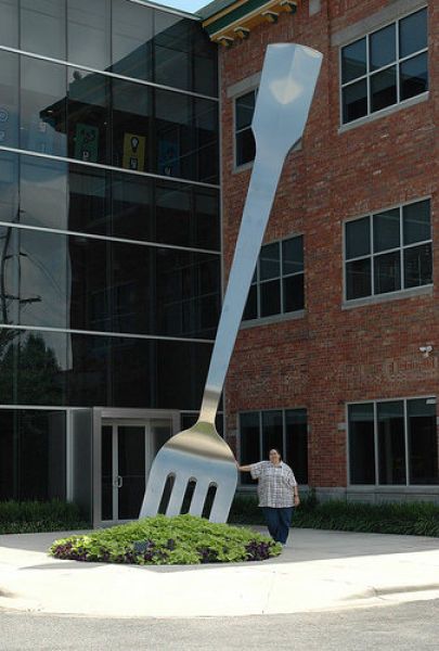 a large man with a large fork Unusual Buildings, Springfield Missouri, Michigan Travel, Roadside Attractions, Wow Art, Land Art, Public Art, Great Lakes, Malaga