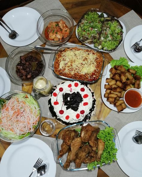 Simple Birthday Food Ideas Filipino, Pinoy Birthday Party Food, Pinoy Party, Pinoy Christmas, Filipino Food Party, Food Pranks, Delicious Food Image, Food Feast, Birthday Pic