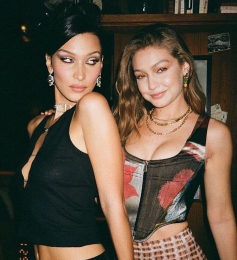 Bella Gigi Hadid, Beach Model, Hadid Sisters, V Magazine, Model Aesthetic, Gigi Hadid, Bella Hadid, Outfits Casuales, Kendall Jenner