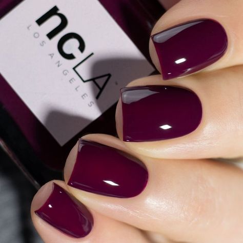 Dark Dip Powder Nails Colors, Wine Dip Powder Nails, Dark Red Nails Gel, Burgundy Nail Designs Classy, Short Dip Powder Nails Winter, November Nails Fall Gel, Dark Burgundy Nails, Lavish Nails, Nails November