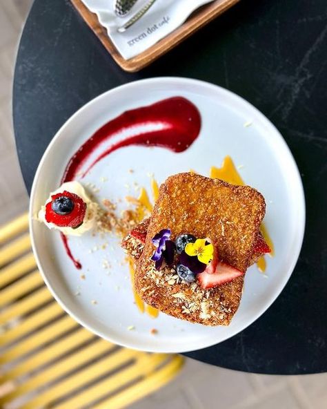 Joburg.co.za on Instagram: "@green_dot_cafe is taking brunch to a whole new level with this mouthwatering French Toast, featuring Corn Flakes-coated brioche! 🍞 It’s the perfect combination of crispy, crunchy, and fluffy. This indulgent treat is a breakfast dream come true. 🤩 Tag your brunch buddy and enjoy this French Toast delight! 📸: @logan_hing1 . . . #BrunchGoals #rosebank #FrenchToastCravings #CornFlakesBriocheHeaven #sweettreat #joburgfoodie #joburgfood #joburgrestaurants #explorejobu Corn Flakes French Toast, Toast Plating, French Toast Presentation, French Toast Plating, Breakfast Plating, Sweet Dishes Recipes, Corn Flakes, Breakfast Plate, Food Experiences