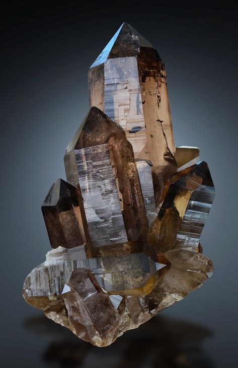 Crystal Castle, Pretty Rocks, Cool Rocks, Smoky Quartz Crystal, Minerals And Gemstones, Rocks And Gems, Crystal Grid, Gems And Minerals, Stone Rocks