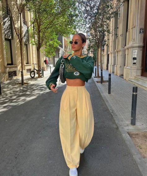 15 Best Yellow Pants Outfit Ideas To Brighten Your Outfit - The Wandering Girl Yellow Pants Outfit, Sporty Chic Outfits, Classy Streetwear, Whimsical Dress, Fest Outfits, Gaun Fashion, Crop Top Outfits, Athleisure Outfits, Looks Chic