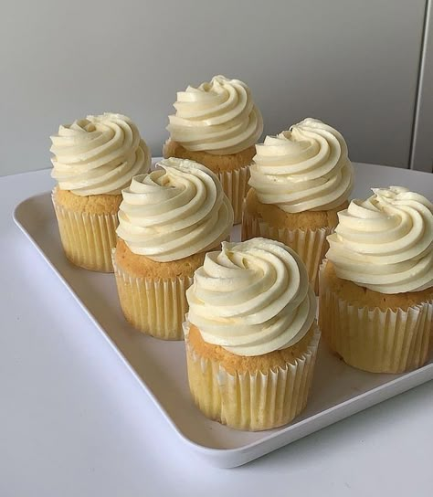 Delicious Desserts Aesthetic, Pastel Yellow Cupcakes, High Class Food, Sweet Treats Aesthetic, Aesthetic Birthday Cupcakes, Baked Goods Ideas, Vainilla Aesthetic, Aesthetic Party Food, Cute Baking Aesthetic