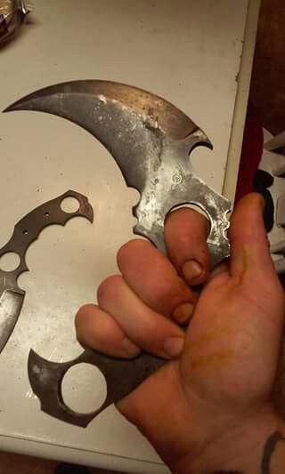 Killer karambit Karambit Template, Knife Template, Karambit Knife, Knife Art, Knife Making, Axes, Blacksmithing, Swords, Martial Arts