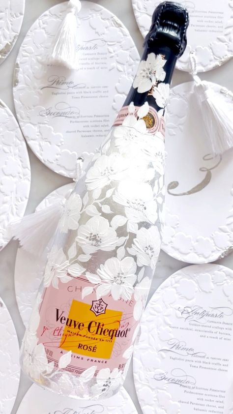 Champagne Bottle Painting Wedding, Bachelorette Painted Champagne Bottle, Decorative Wine Bottles Diy, Customized Champagne Bottle, Champagne Bottle Decoration For Weddings, Vueve Champagne Painted, Napkin Champagne Bottle, Decorated Champagne Bottles Wedding, Decopage Ideas Wine Bottles