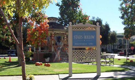 Stars Hollow Gilmore Girls, Stars Hollow Connecticut, Katie Leung, Babette Ate Oatmeal, Gilmore Girls Fan, Small Town Life, Lorelai Gilmore, Stars Hollow, Famous Stars