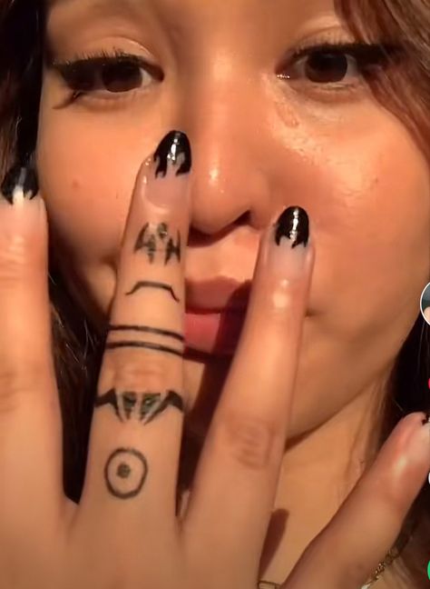 Tato Jari Sukuna, Sakuna Jujutsu Hand Tattoo, Sukuna Tatooes, Anime Tattoos Sukuna, Tato Tangan Aesthetic, Jujutsu Kaisen Tattoos Ideas, Small Jjk Tattoo Ideas, Anime Hand Tattoo Ideas, Cute Jjk Drawings