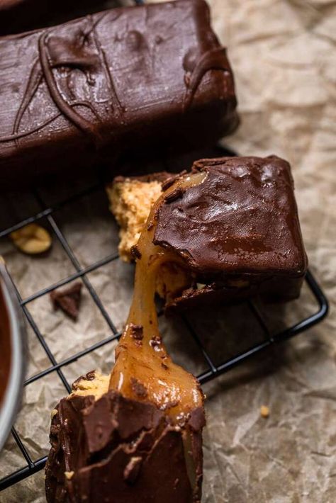 Snickers Chocolate Bar, Best Vegan Brownies, Vegan Snickers, Vegan Chocolate Recipes, Snickers Chocolate, Vegan Chocolate Bars, Pumpkin Sugar Cookies, Vegan Caramel, Vegan Candies