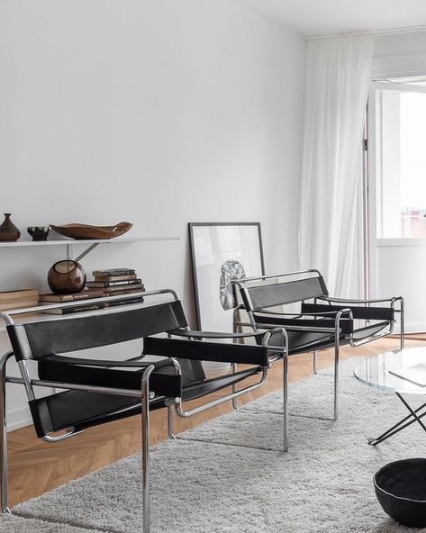 Bauhaus Interior, Industrial Interior Style, Wassily Chair, Coco Lapine Design, Living Room Furniture Layout, Interior Kitchen, Furniture Layout, Cheap Decor, Classic Furniture