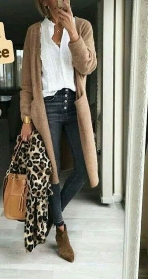 Scarf Fashion Outfit, Moda Over 40, Clothes For Women Over 50, Fashion Outfit Ideas, Leopard Scarf, Mode Casual, Classy Chic, Looks Chic, 가을 패션