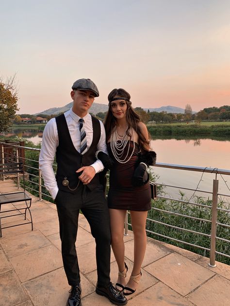 Roaring 20s Guys Outfit, 20s Halloween Costume Men, Halloween Birthday Party Outfit, Couples Costumes Peaky Blinders, Great Gatsby Guy Outfit, Gatsby Party Men Outfits, Flapper And Mobster Costume, Peaky Blinders Themed Party Outfit, Gatsby Mens Outfit