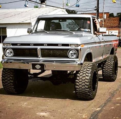 It's a #Flashback #4x4 kind of #Friday! #FlashbackFriday #4x4Friday #Repost from @silvertruck78 by capistrano_ford Chevy Trucks Lifted, Custom Ford Trucks, Old Ford Truck, Trucks Lifted, Cummins Trucks, Classic Ford Broncos, Suv For Sale, Old Ford Trucks, Ford 4x4